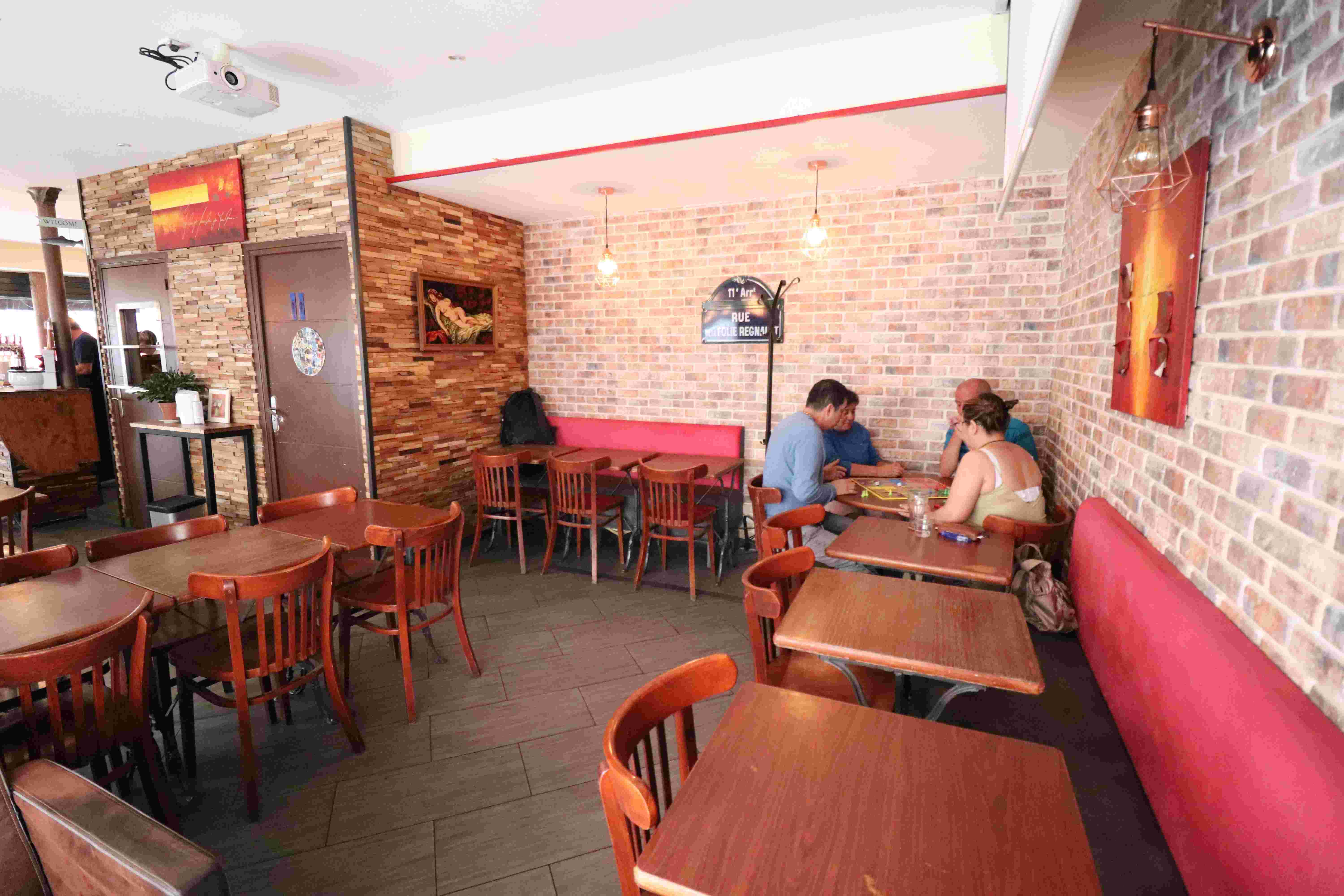 Le Hasard Café réserver